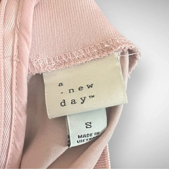 A NEW DAY Women's Light Pink Sleeveless Mock Neck Blouse Size Small |‎ EUC - Picture 8 of 8